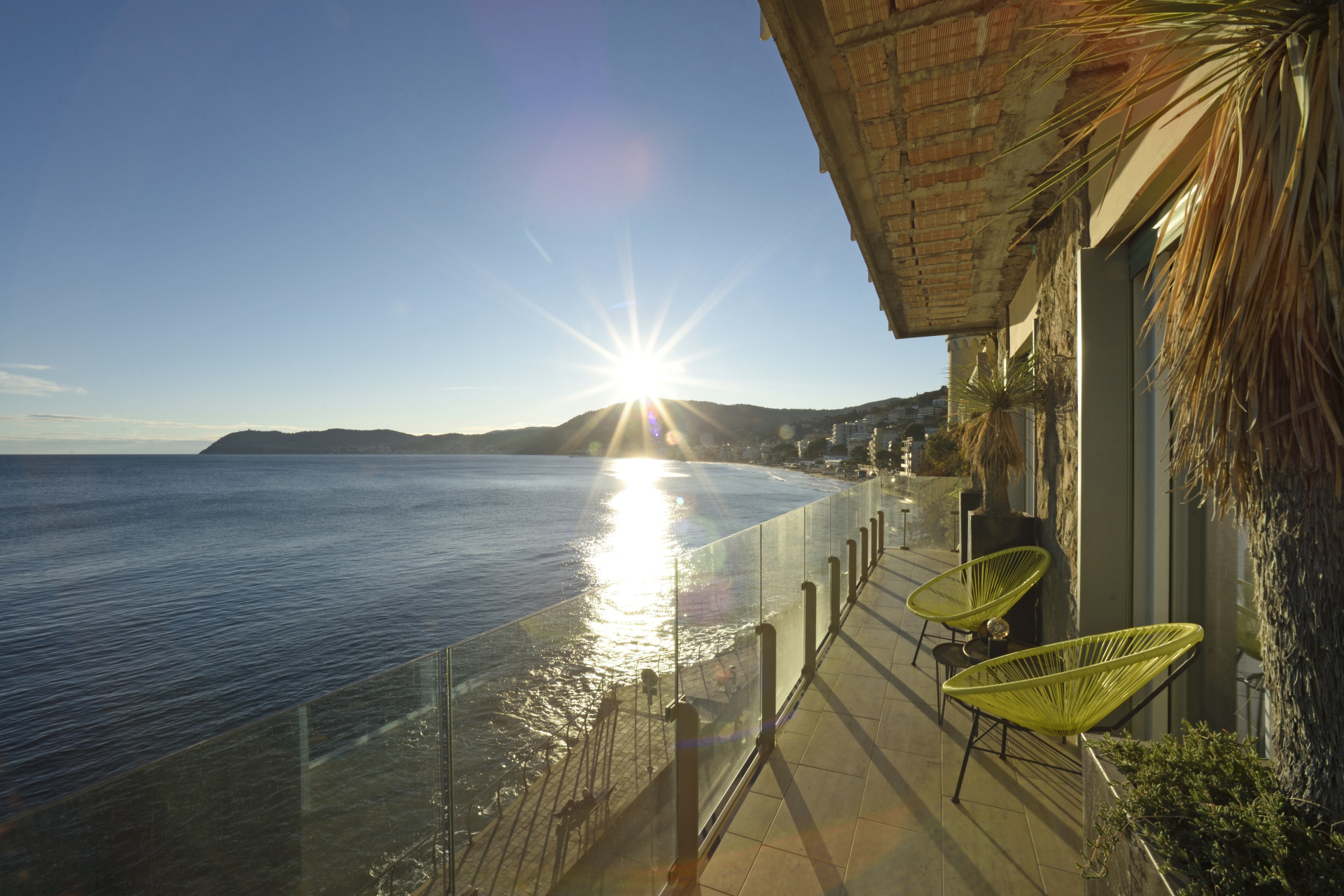 PRESTIGIOSO FRONTE MARE IN VENDITA  AD ALASSIO