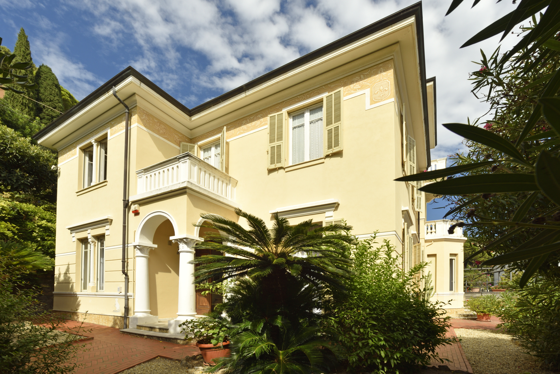 APPARTAMENTI VISTA MARE IN VILLA DI PRESTIGIO IN VENDITA AD ALASSIO