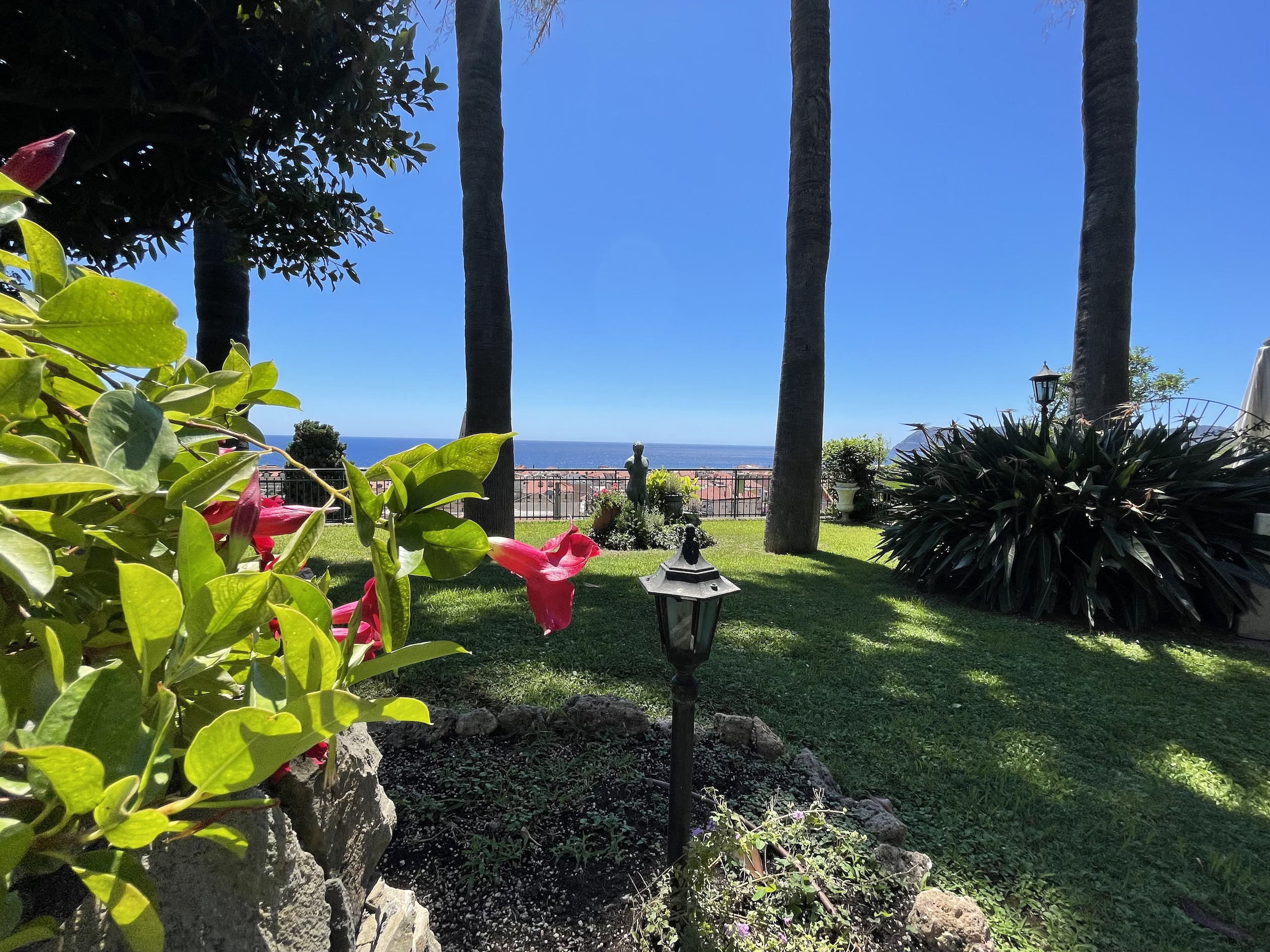 PLURILOCALE CON GIARDINO VISTA MARE IN VENDITA