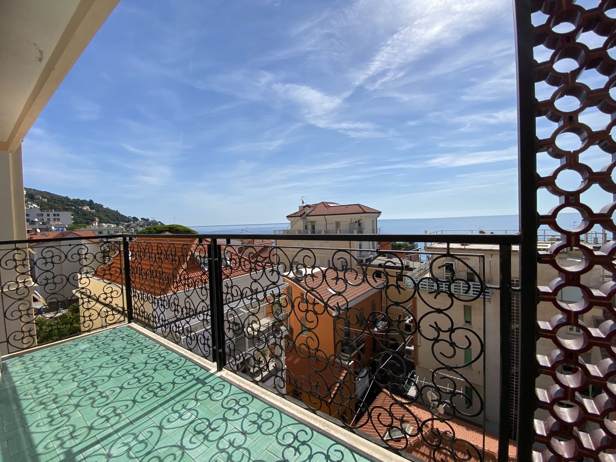 QUADRILOCALE IN VENDITA AD ALASSIO BORGO COSCIA