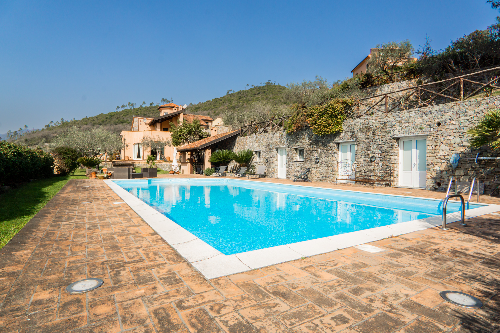 VILLA CON PISCINA IN VENDITA A GARLENDA