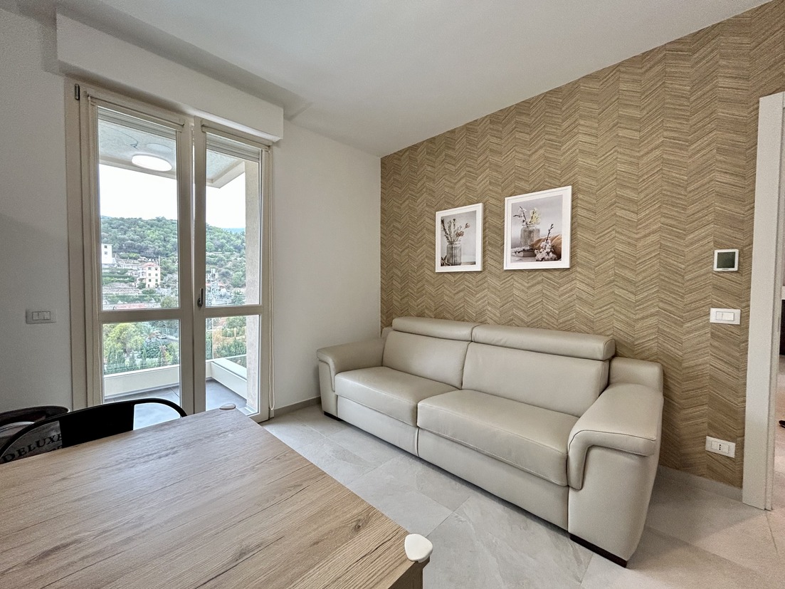 ELEGANTE TRILOCALE IN VENDITA AD ALASSIO